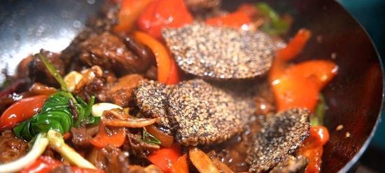 鲜香可口的血粑鸭（传统美食的味蕾享受）