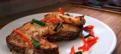 享受美味的鳕鱼香菜皮蛋汤（一份富有营养的家常美食）