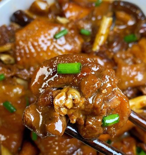 小土鸡炖蘑菇，营养丰富的家常美食（用小土鸡和蘑菇，烹制一份温馨的味道）