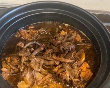 小土鸡炖蘑菇，营养丰富的家常美食（用小土鸡和蘑菇，烹制一份温馨的味道）