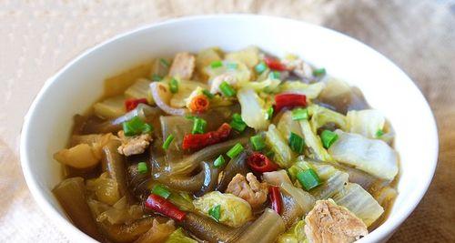 小土鸡炖粉条的家常做法（做出美味可口的小土鸡炖粉条，让你一饱口福！）