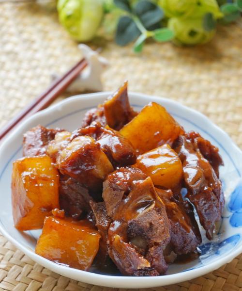 热辣小土豆烧排骨（家常美食大爆炸，暖胃之选）