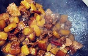 小土豆焖红烧肉——美味又下饭（家庭做菜必备的实用技巧，让红烧肉更加入味）
