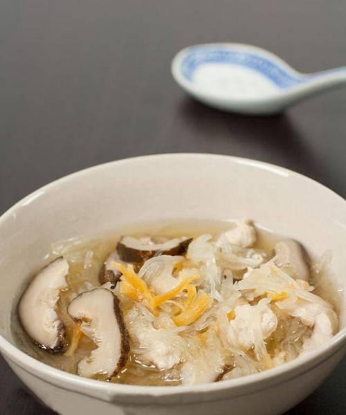 品尝鲜美小棠菜鸡丝汤（家常美食，清爽开胃，营养丰富）