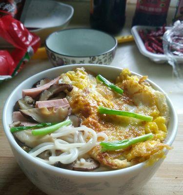 美味又健康的小青菜鸡蛋火腿面（一道简单易学的营养美食，让你享受美味与健康的双重体验）