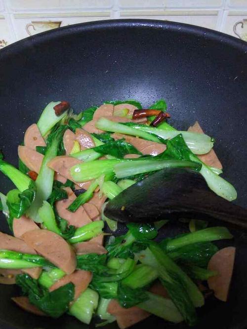 小芹豆干炒火腿的做法（做一道美味的家常菜）