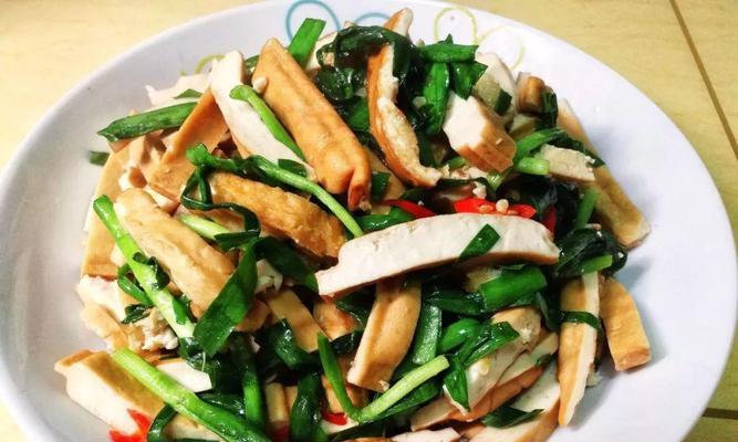 小芹豆干炒火腿的做法（做一道美味的家常菜）