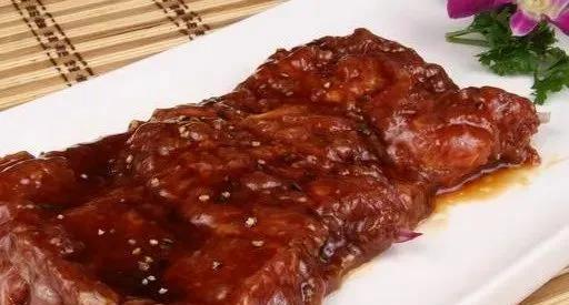 小胖酱的秘制羊排（用最简单的步骤，让你做出美味的烤羊排）