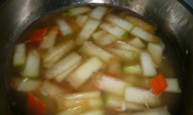 一道清爽美味的小排冬瓜汤（冬季滋补，营养丰富的健康食谱）