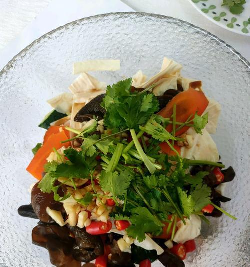 小米辣拌香菜的制作方法（传统美食口感新体验，小米辣拌香菜给你不一样的味蕾享受）