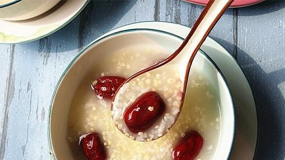 营养美味的小米红枣核桃稀饭做法（健康饮食，简单易学）
