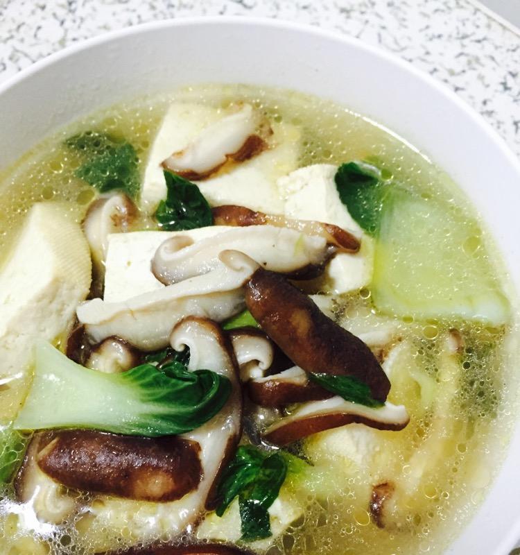 香茹豆腐肉丸汤的制作方法（健康美味汤品，滋补身体）