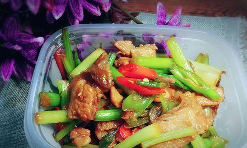 香芹蒜苗炒肉，鲜香可口的佳肴（以清爽的香芹和浓郁的蒜苗为辅，一道简单易做的肉菜）