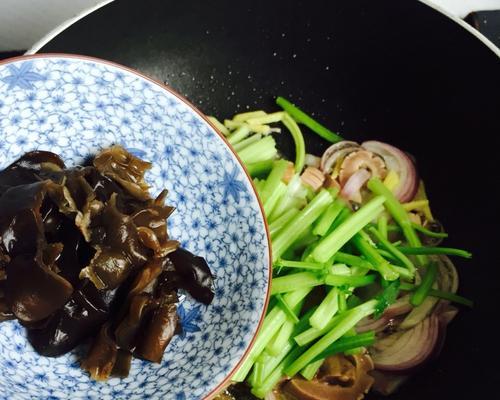 学会这道菜，鲜香美味不再难！（以香芹炒腰花的家常做法）
