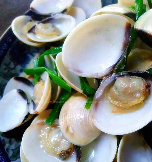 香芹蛤蜊炒食秘笈（以清新的香气和鲜美的味道为家人带来满足）