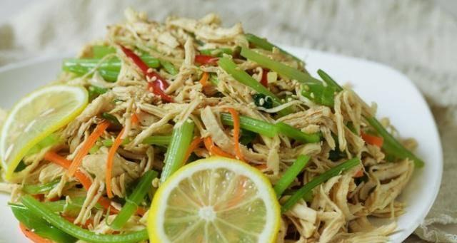 美味健康香芹拌鸡丝（家常菜谱，食材简单，味道鲜美）