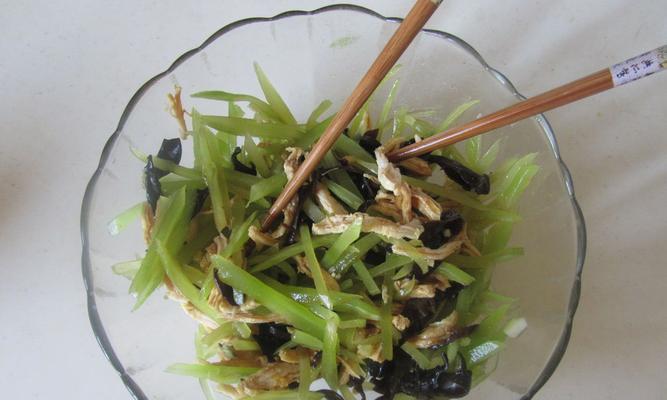 美味健康香芹拌鸡丝（家常菜谱，食材简单，味道鲜美）