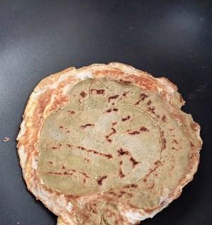 手抓香喷喷煎饼的做法（学会制作煎饼，丰富早餐味道）