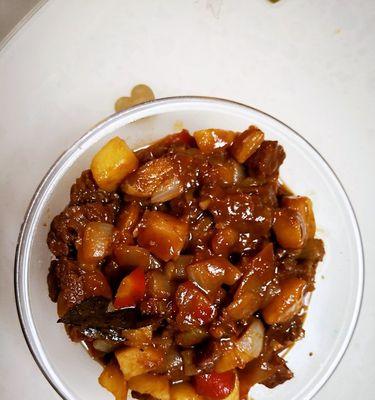 学会烹制香浓红烩牛腩（用家常食材，轻松做出美味主菜）
