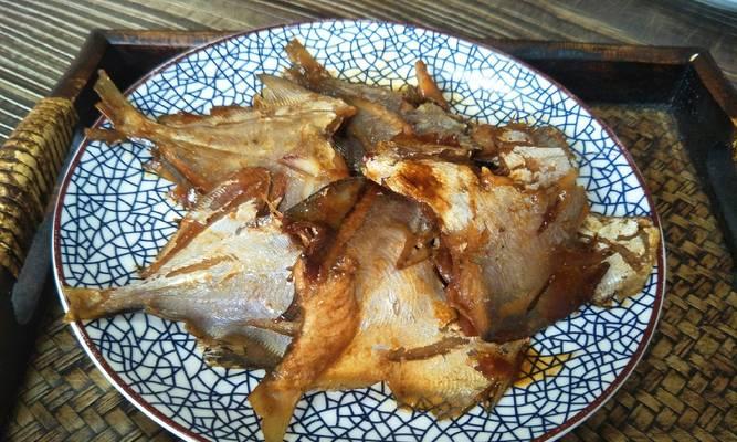 香焖小鲳鱼的做法（一道口感鲜美的家常美食）