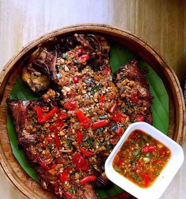 美味香茅草烤鱼（用香茅草烤出的鲜嫩多汁的鱼肉）
