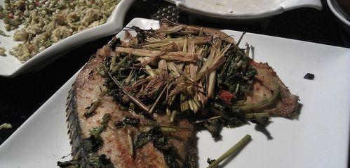 美味香茅草烤鱼（用香茅草烤出的鲜嫩多汁的鱼肉）