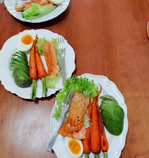 轻松学会做香芒三文鱼牛油果兔兔杯（美味又萌趣，DIY家庭料理不容错过）