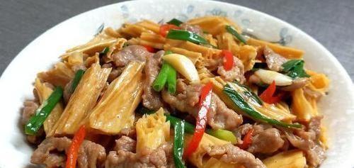 手把手教你以香麦烧腐竹，做出一道美味佳肴（从选材到烹饪，教你制作脆香可口的香麦烧腐竹）