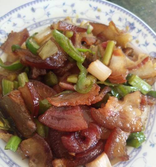 香辣猪头皮的制作方法（让你在家也能尝到美味的猪头皮！）