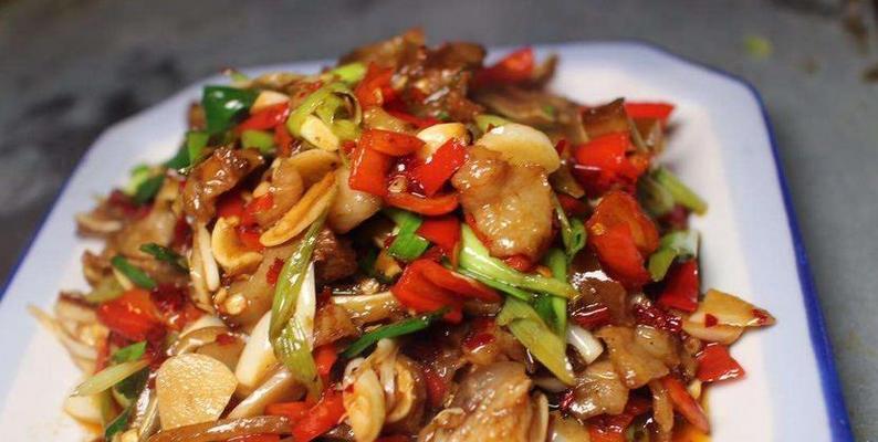 尝试自制香辣猪耳朵，感受美食的无限乐趣（家常料理）