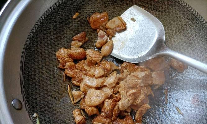 麻辣香炸菇丝的制作方法（让你一口接一口的美味佳肴）
