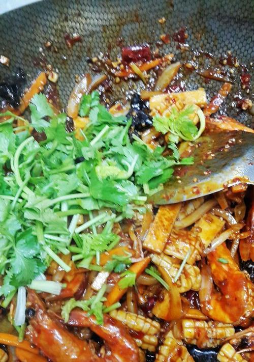 香辣鱿鱼虾锅底的制作方法（用美食带给你舌尖上的享受）