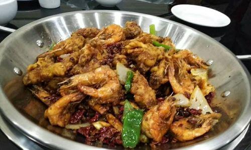 让你的味蕾狂欢的香辣鱿鱼虾干锅（辣味十足，海鲜美味，让你一次过瘾！）