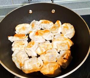 如何制作香煎饺子（做出口感鲜美的传统美食）
