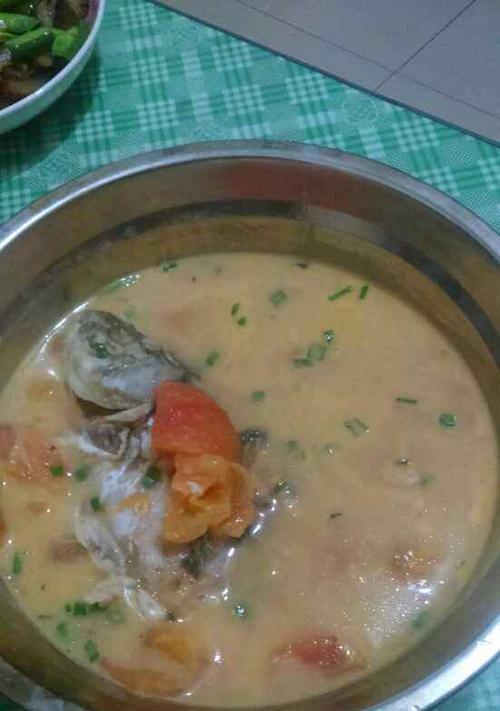 以香煎鲫鱼汤为主的美味佳肴（健康营养）