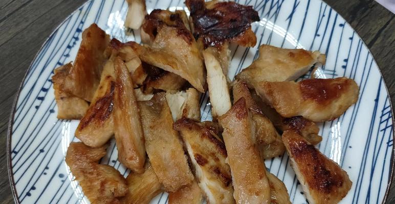 香煎鸡胸脯肉的做法（口感鲜嫩）