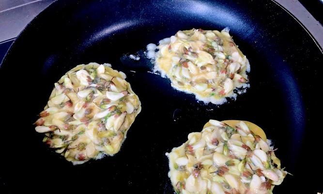 香煎槐花面条的制作方法（以槐花为主材料的美味面条）