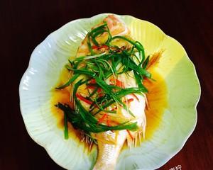 学会如何以香煎红立鱼，让家庭晚餐更美味（如何煎出脆皮又香的红立鱼）