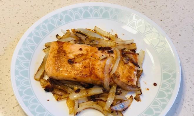 「香煎黑椒三文鱼沙拉通心粉」的制作方法（以优质食材制作）
