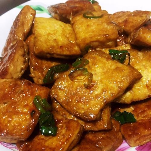 香煎豆腐焖鱼块，美味可口的家常菜（味道鲜美）
