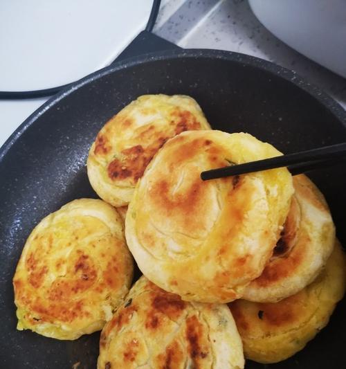 手把手教你做香煎葱油饼（口感酥脆、香气四溢的家常美食）