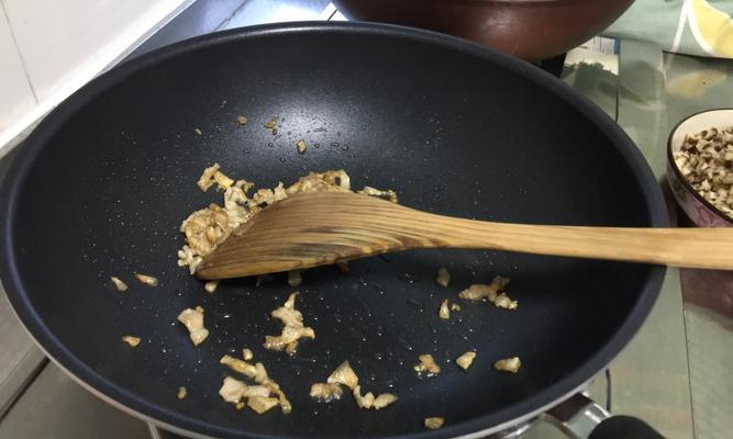 美味可口的香菇炸肉酱做法（教你如何做出口感酥脆）