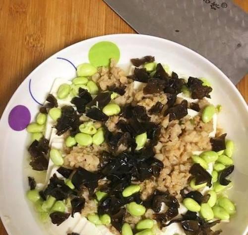鲜美健康的素食佳肴——香菇云耳蒸素鸡（传统鸡肉美味改良）