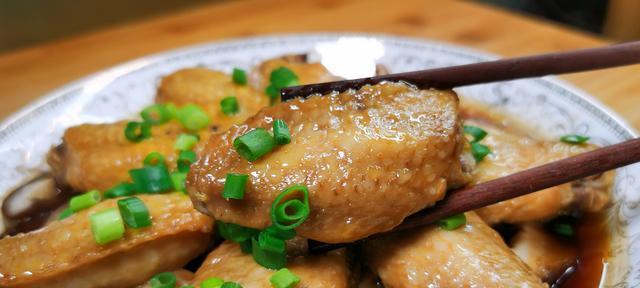 美味的香菇云耳蒸鸡翅（如何用简单的方作健康又美味的鸡肉料理）