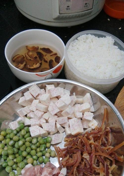 香菇芋头米饭的做法（手把手教你制作营养美味的素食主食）