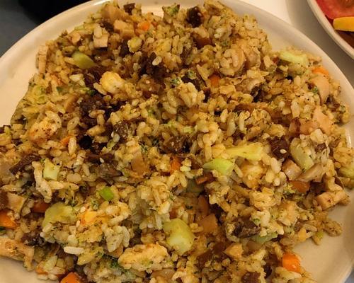 做一道美味香菇鲜虾炒饭（简单又美味）