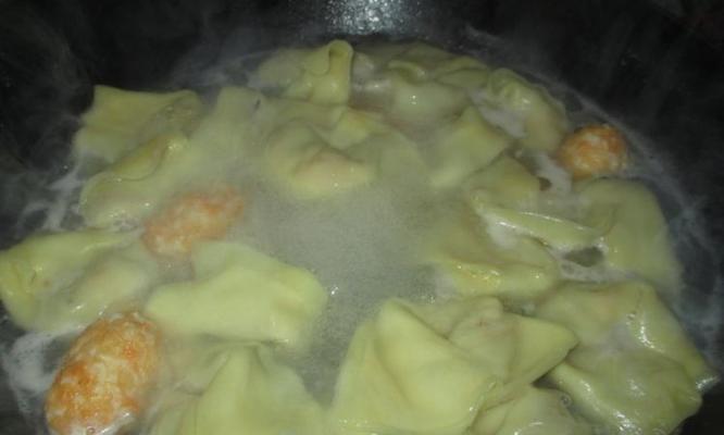 用香菇虾仁制作美味的馄饨（简单易学的馄饨做法）
