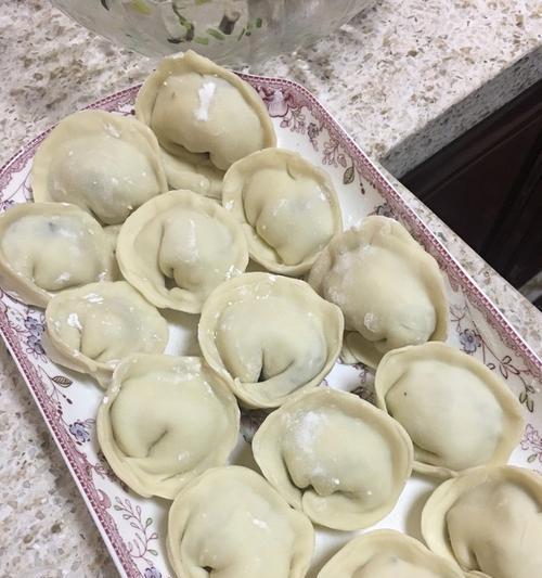 五花肉白菜香菇水饺的制作方法（家常口味美味可口）