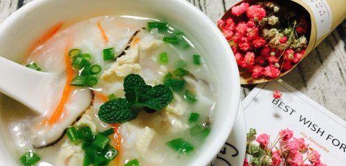 营养丰富的香菇时蔬鸡肉粥（家庭健康饮食的）