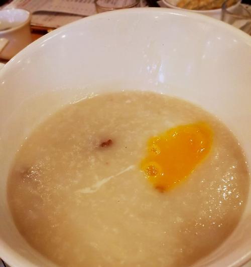 香菇生滚牛肉窝蛋粥制作全攻略（一碗鲜香可口的粥）